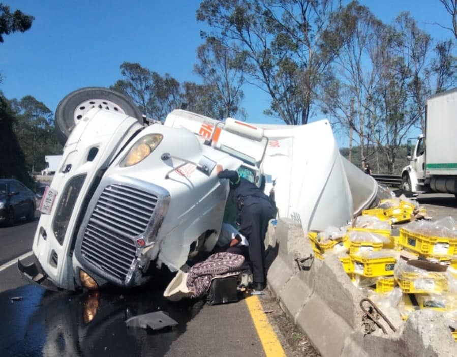 Desata rapiña volcadura de tráiler en la carretera Panamericana