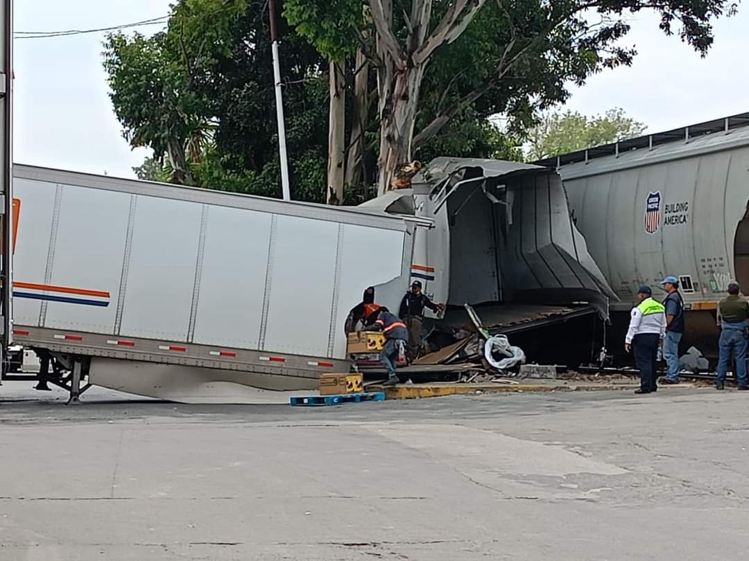 Tren se lleva tráiler que quiso ganarle el paso, en Cuautitlán