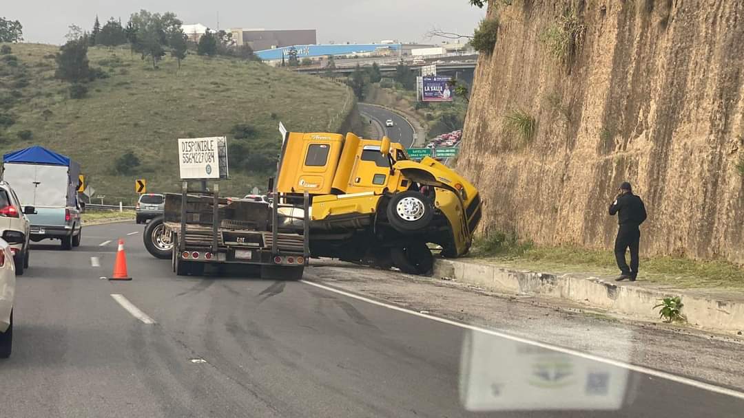 Naucalpan: Volcadura de un trailer en la Chamapa-Lechería