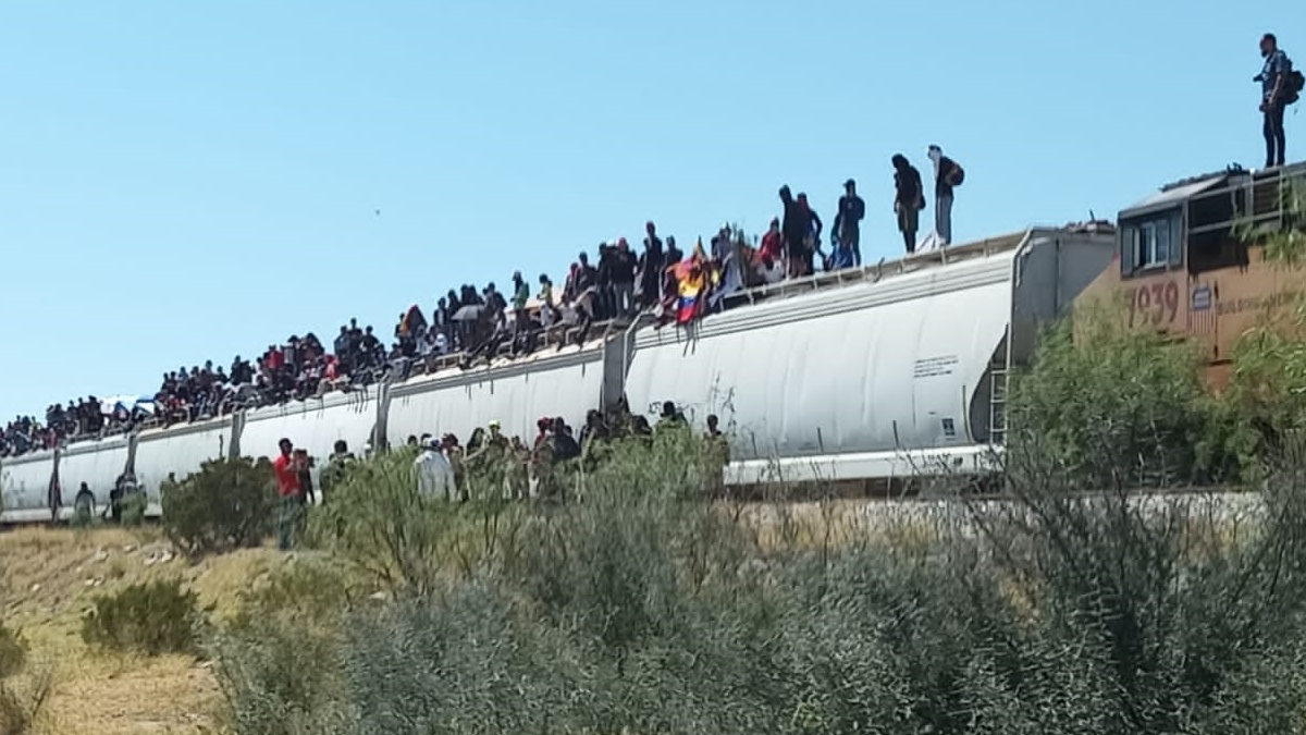 Migrantes frenan trenes de Ferromex