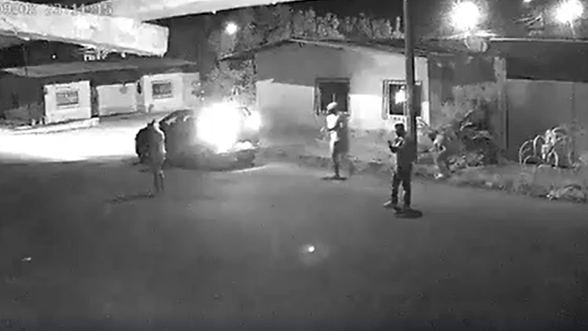 Video: Sujetos disparan a casa, huyen y les explota granada en el auto