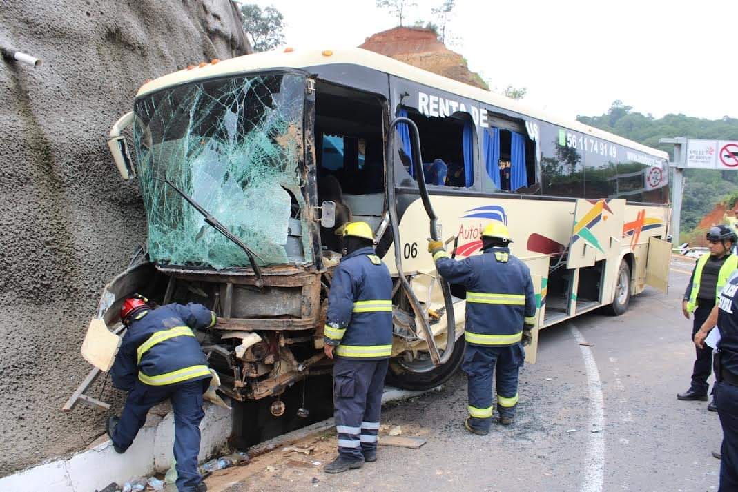 Choca autobús con turistas israelíes en Valle de Bravo