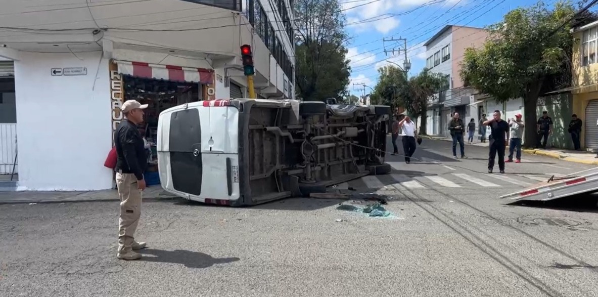 Volcadura de camioneta en Toluca causó daños materiales