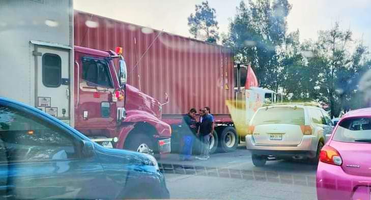 Choque en la México-Querétaro causa severo congestionamiento