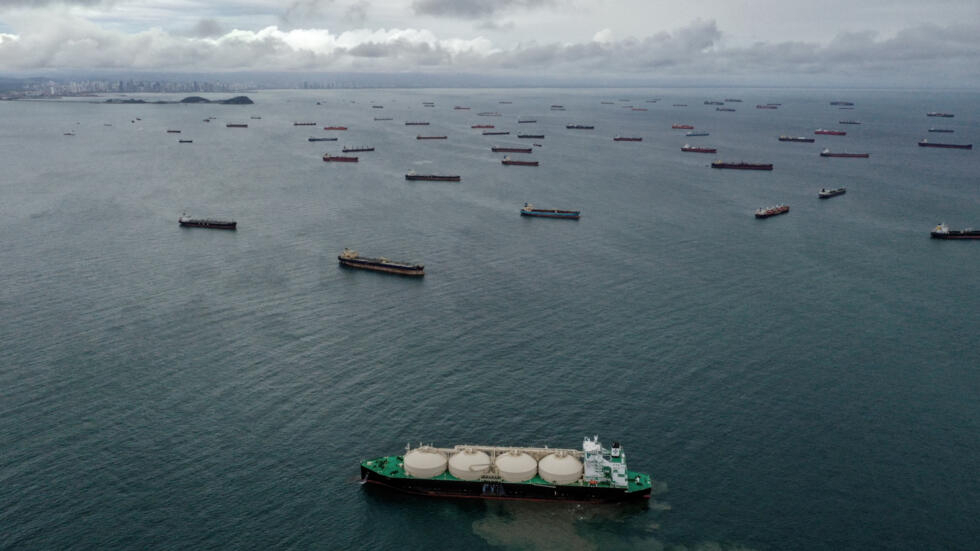 ¡Decenas de barcos siguen esperando cruzar el canal de Panamá!