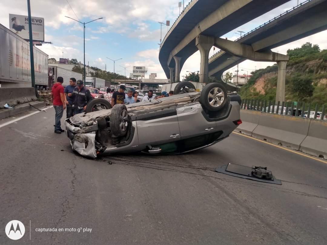 Se registró volcadura de automovil en carriles centrales del Periférico en Cuautitlán Izcalli