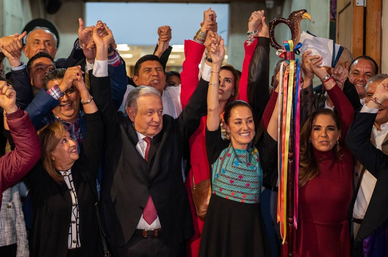 AMLO entrega bastón a Claudia Sheinbaum