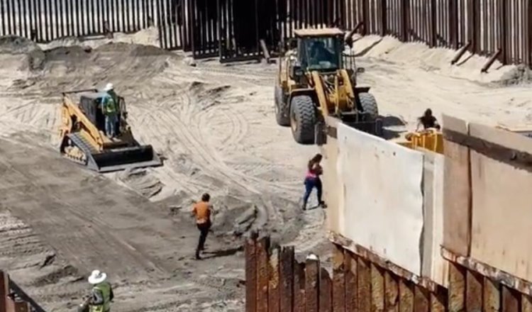 Video: Migrantes aprovechan trabajos en el muro fronterizo para cruzar a EUA