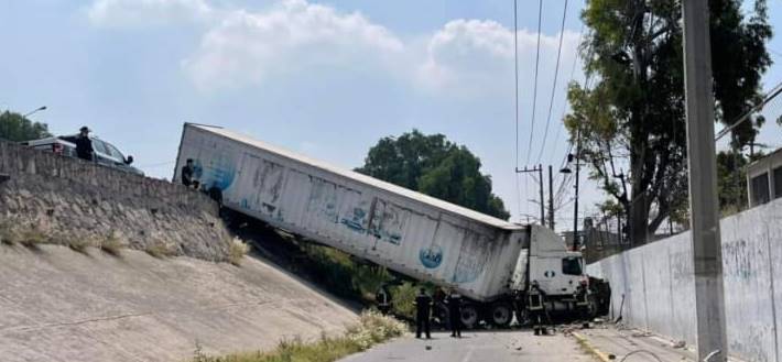 Tlalnepantla: Accidente de un tráiler causa severo congestionamiento vial