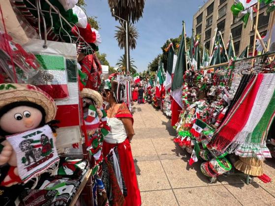 Venta de banderas para fiestas patrias colorean calles