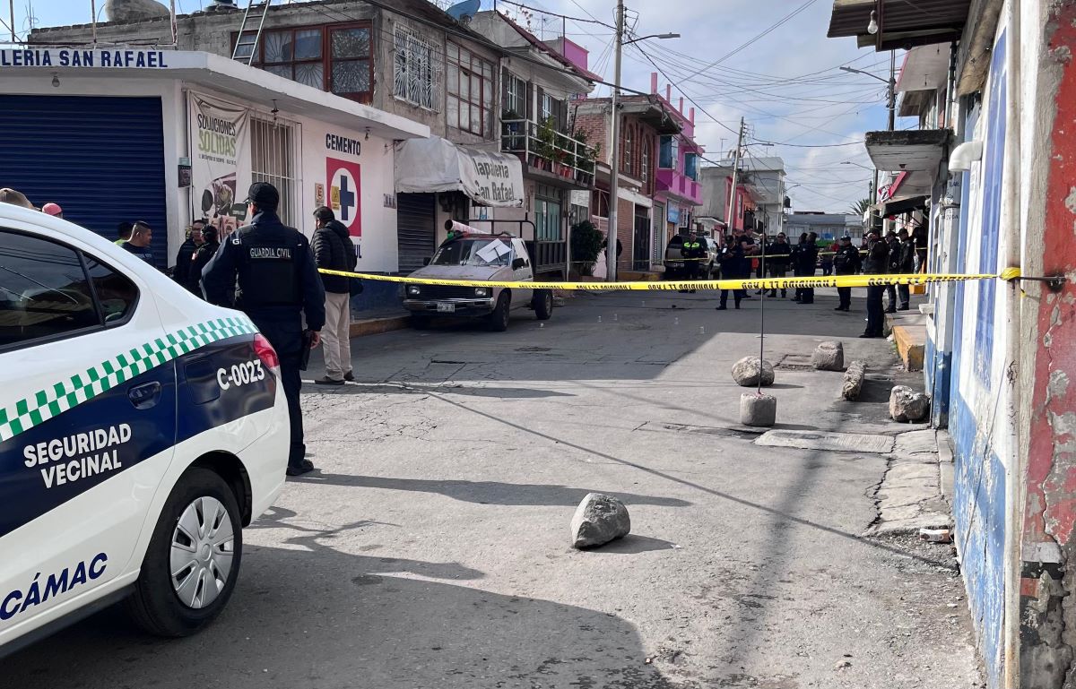 Sujetos desconocidos, quienes viajaban en una motocicleta, terminaron con la vida del hombre, quien al menos recibió cinco disparos en el vehículo de transporte de materiales. Foto: Alexander Mendoza