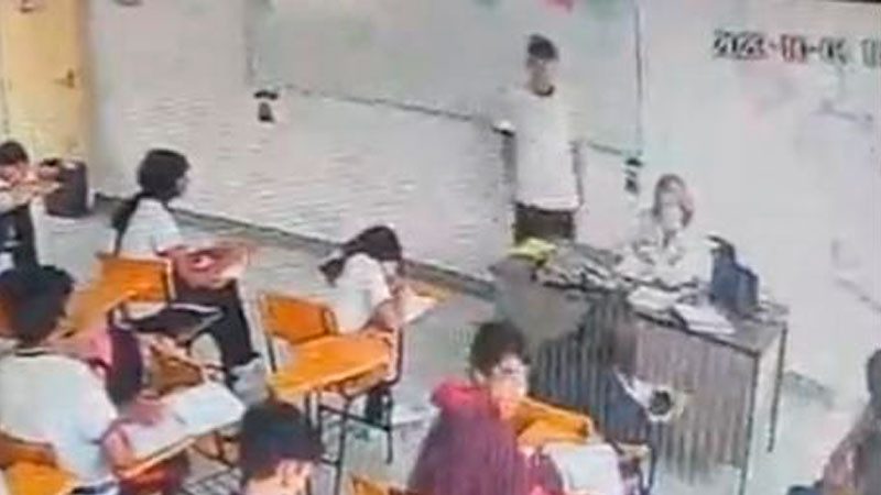 (VIDEO) Alumno atacó a su maestra con arma blanca en Coahuila