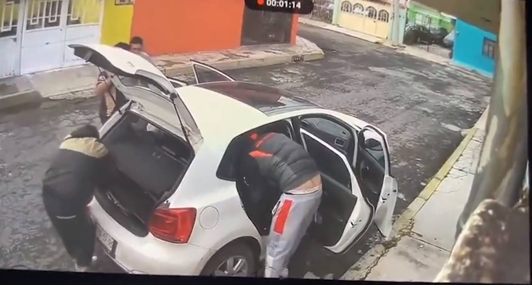 Tultitlán: Captan a sujetos armados robando pertenencias de auto