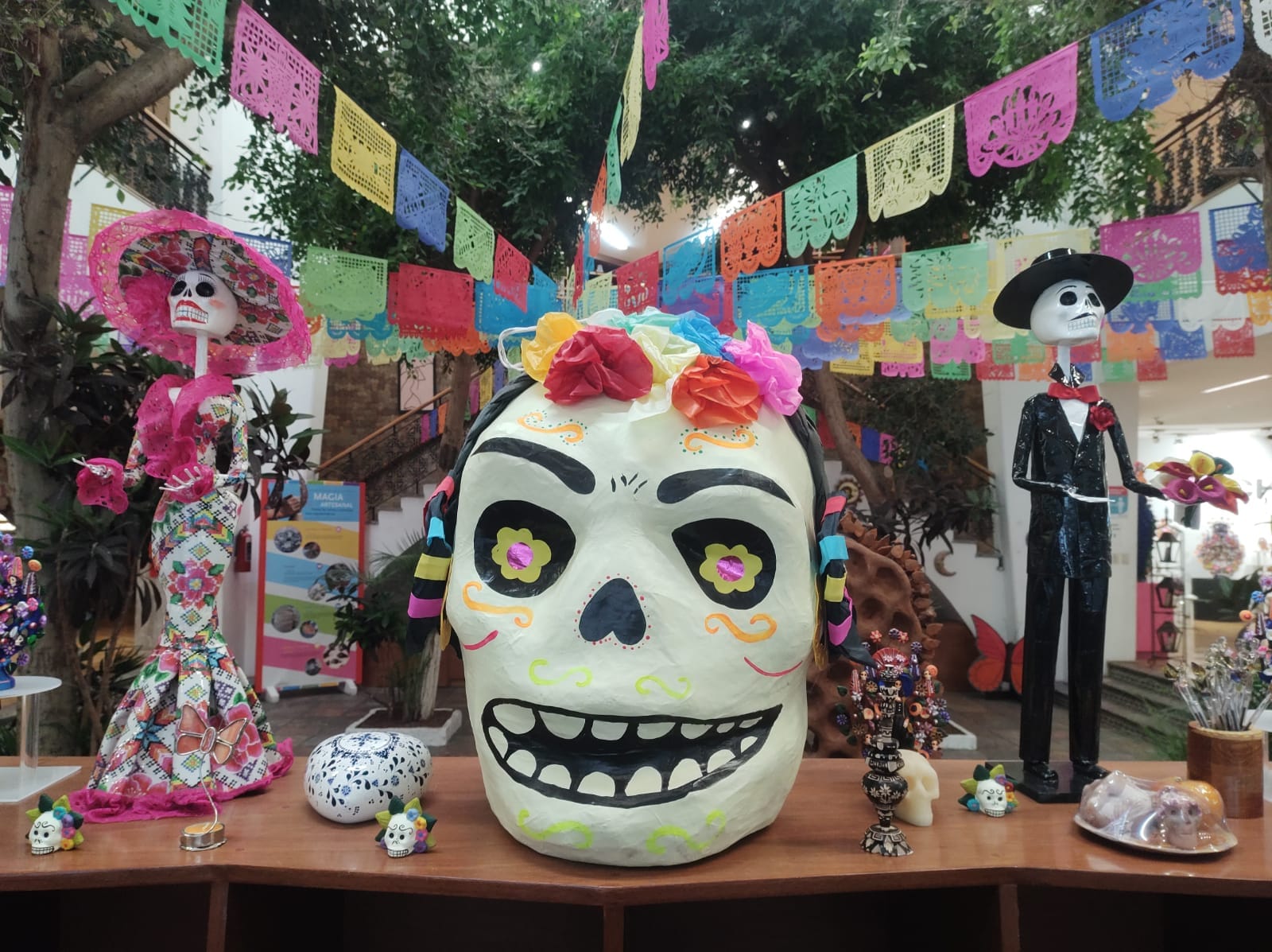 Mexiquenses dan vida a catrinas y calaveras con cartonería