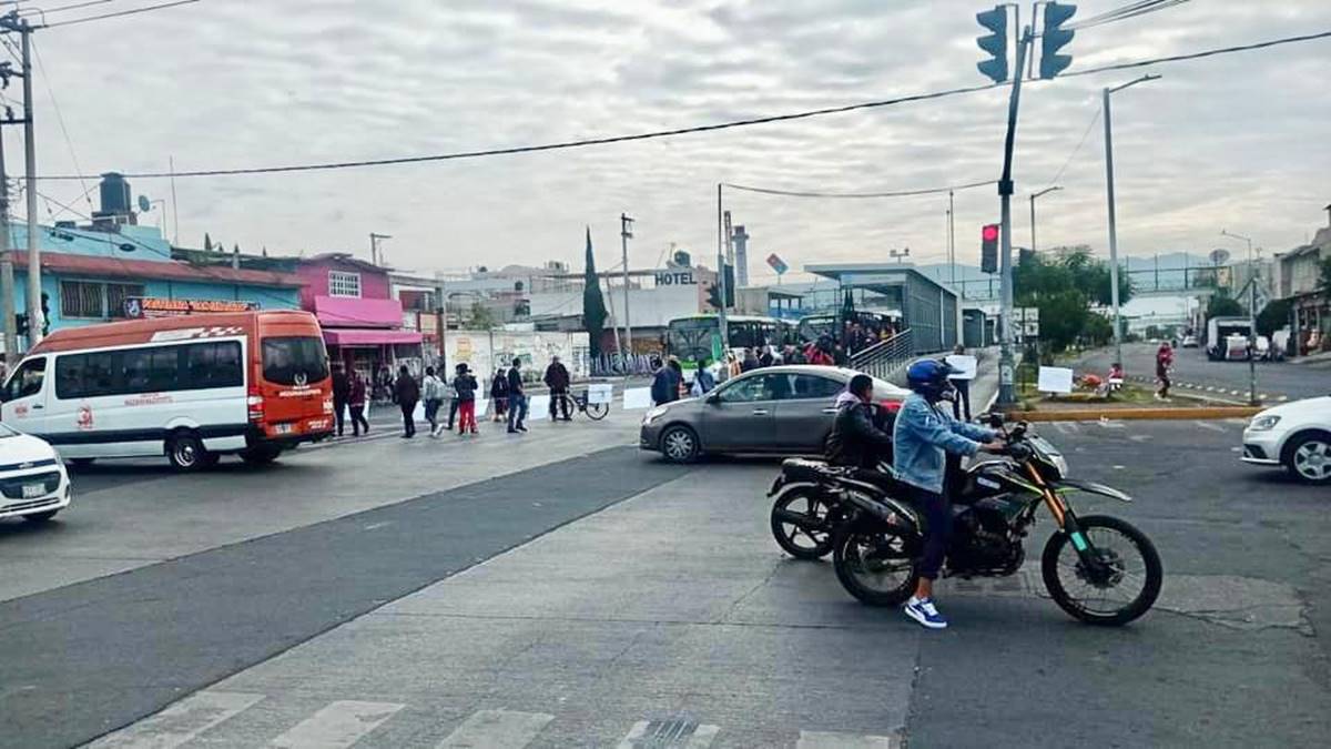 Chimalhuacán: Vecinos retiran bloqueo en avenida del peñón