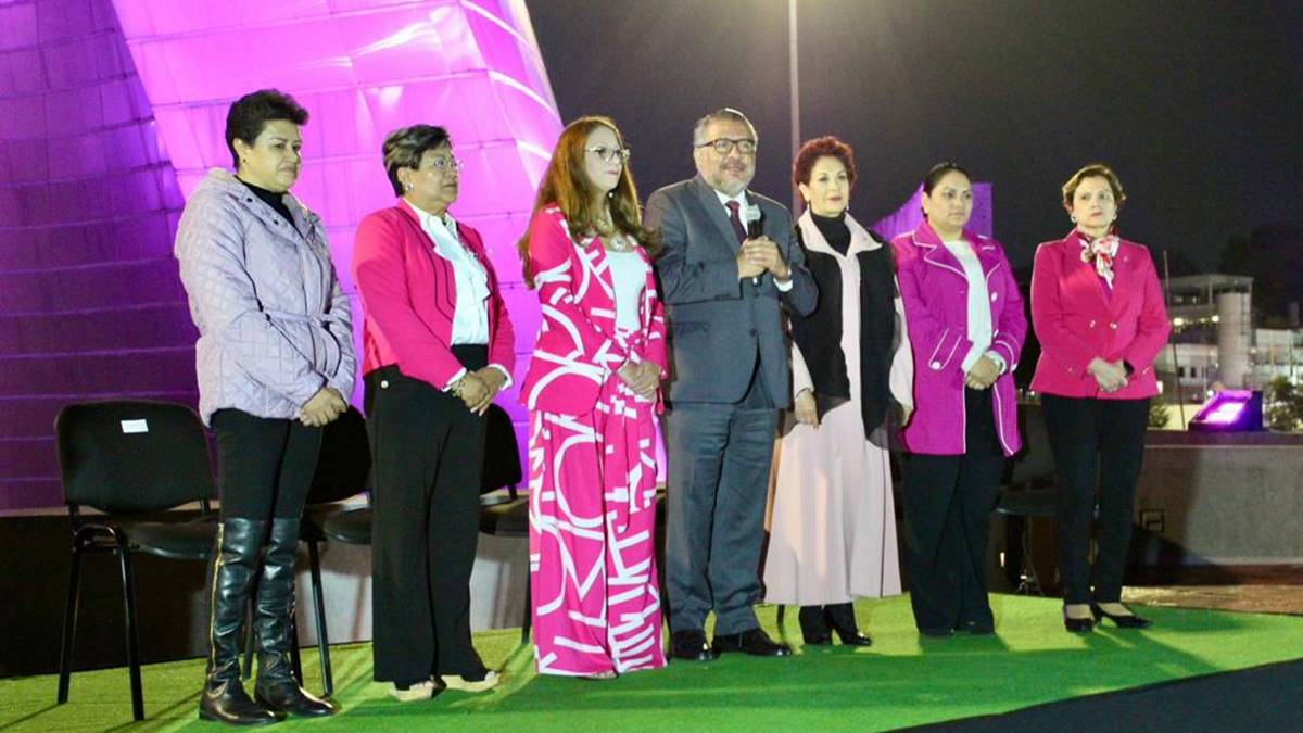 Toluca: Iluminan de rosa las Torres Bicentenario por la lucha contra el cáncer de mama