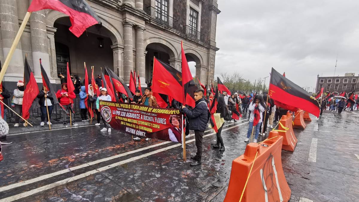 Maestros cierran Paseo Tollocan, exigen mejores condiciones laborales y escolares