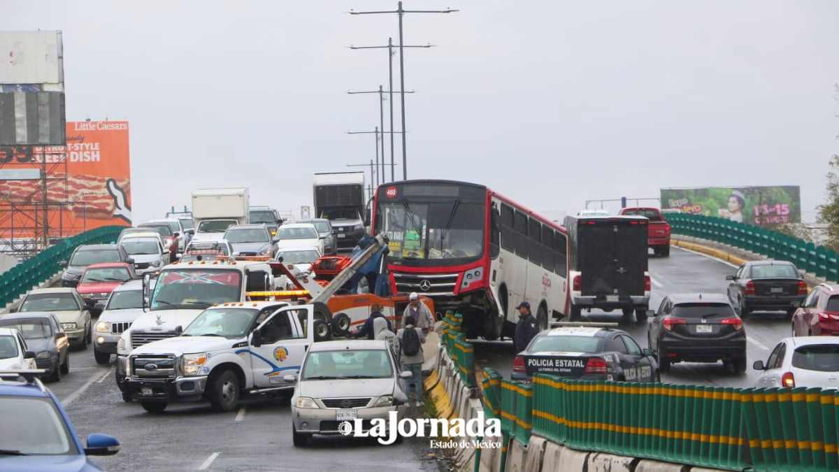 Valle de Toluca: Desquician accidentes por lluvia y manifestación magisterial principales vías