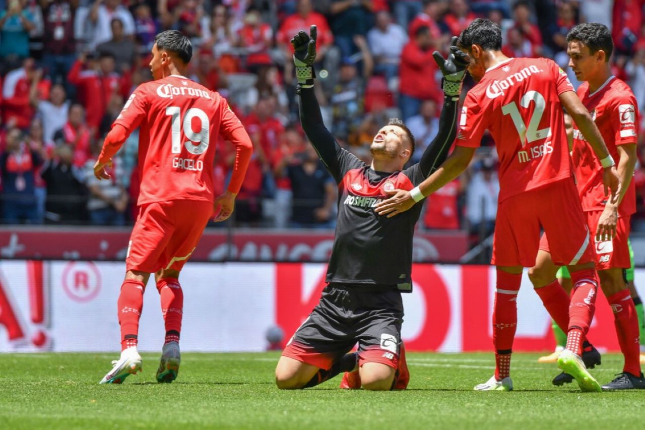 Foto de jugadores del Toluca, que enfrentarán al Querétaro en vivo al mediodía de este domingo.