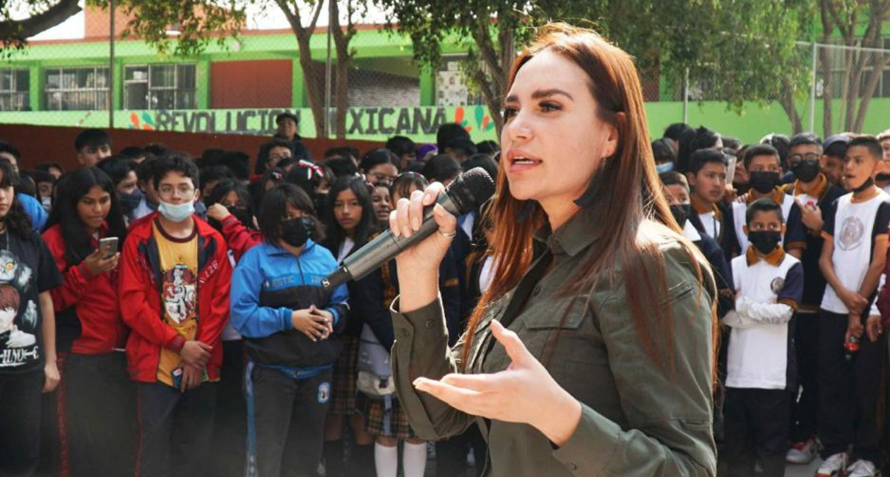 Esmeralda Vallejo lleva conciertos de rock a las escuelas de Ecatepec para prevenir adicciones en niños y jóvenes