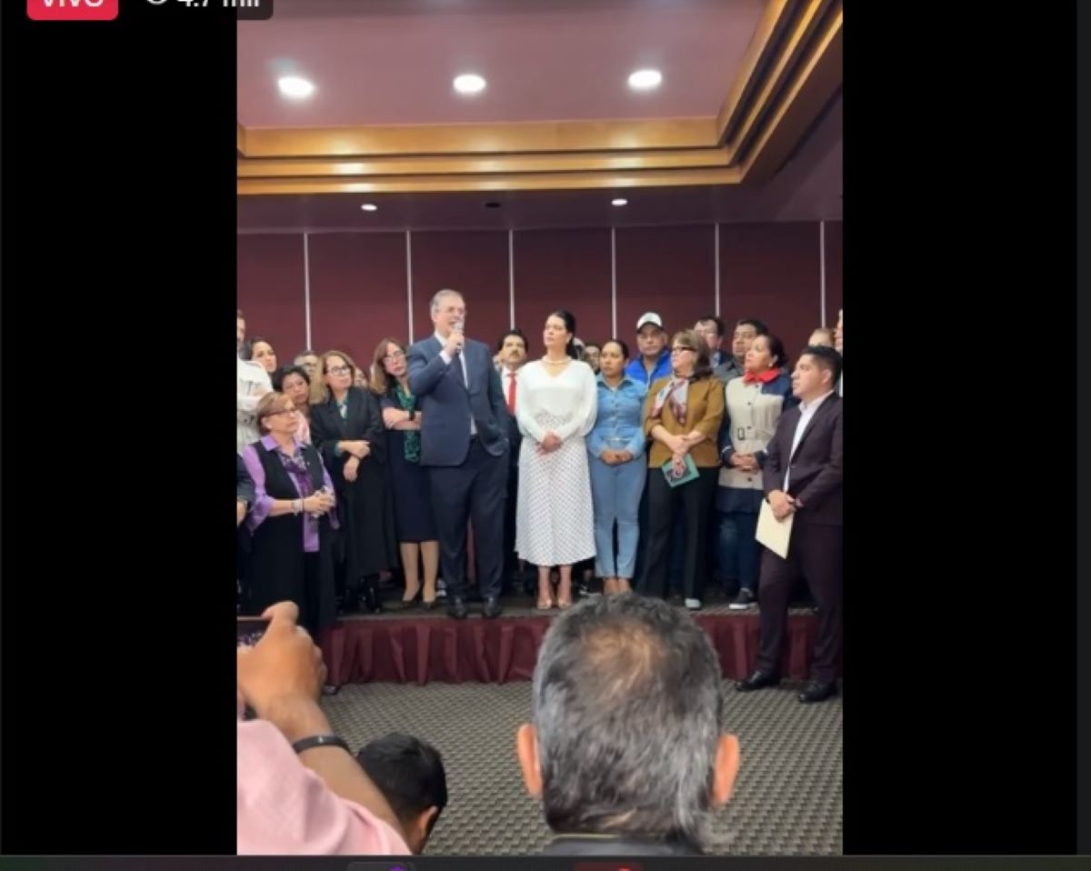 El excaciller, durante su anuncio sobre su futuro dentro de su partido y sus deseos de buscar la presidencia, aseguró que milita en la Cuarta Transformación y que por ello permanece siendo guinda. Foto: Captura