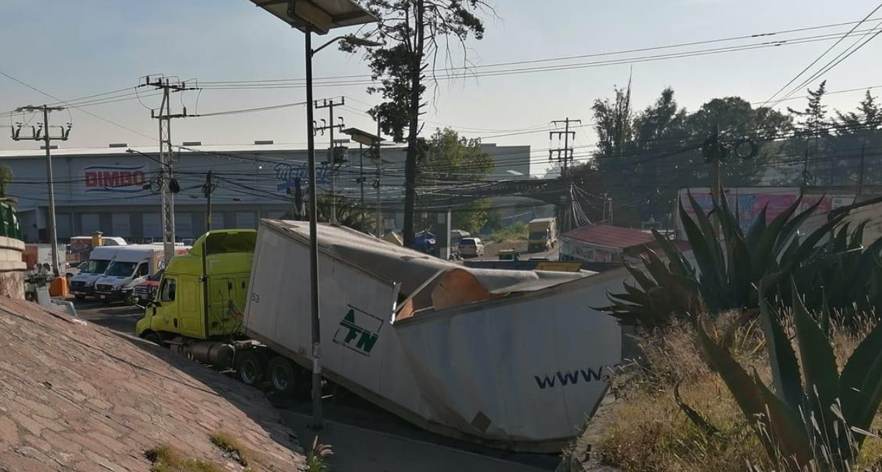 Teoloyucan: Se registra obstrucción de un tráiler a la altura de Puente Grande