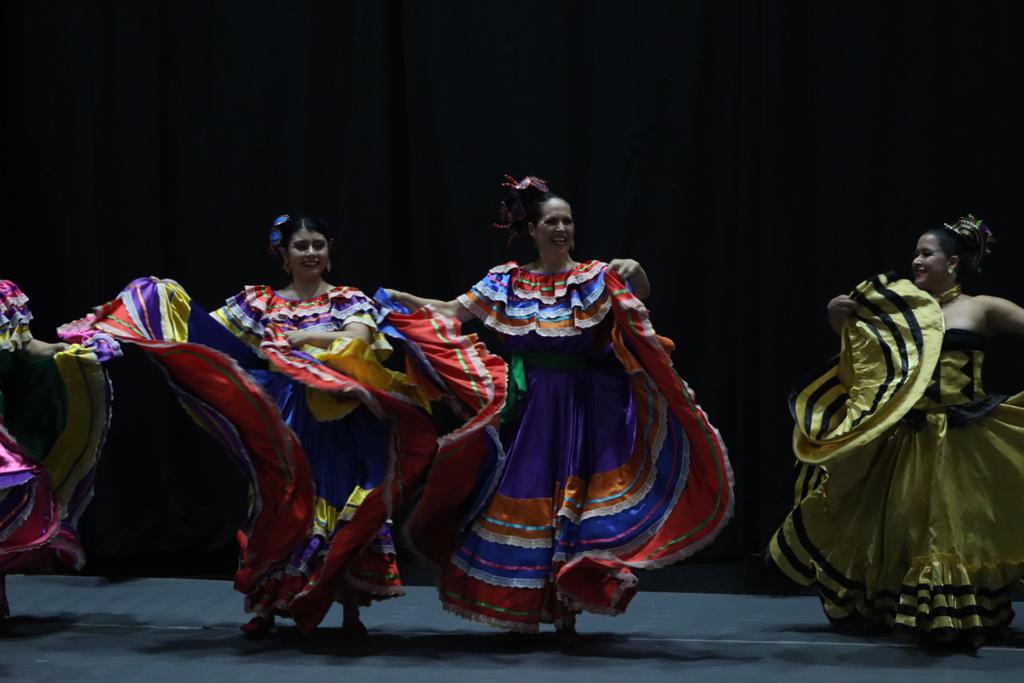 Bailarinas y bailarines danzan en solidaridad con los afectados de “Otis”