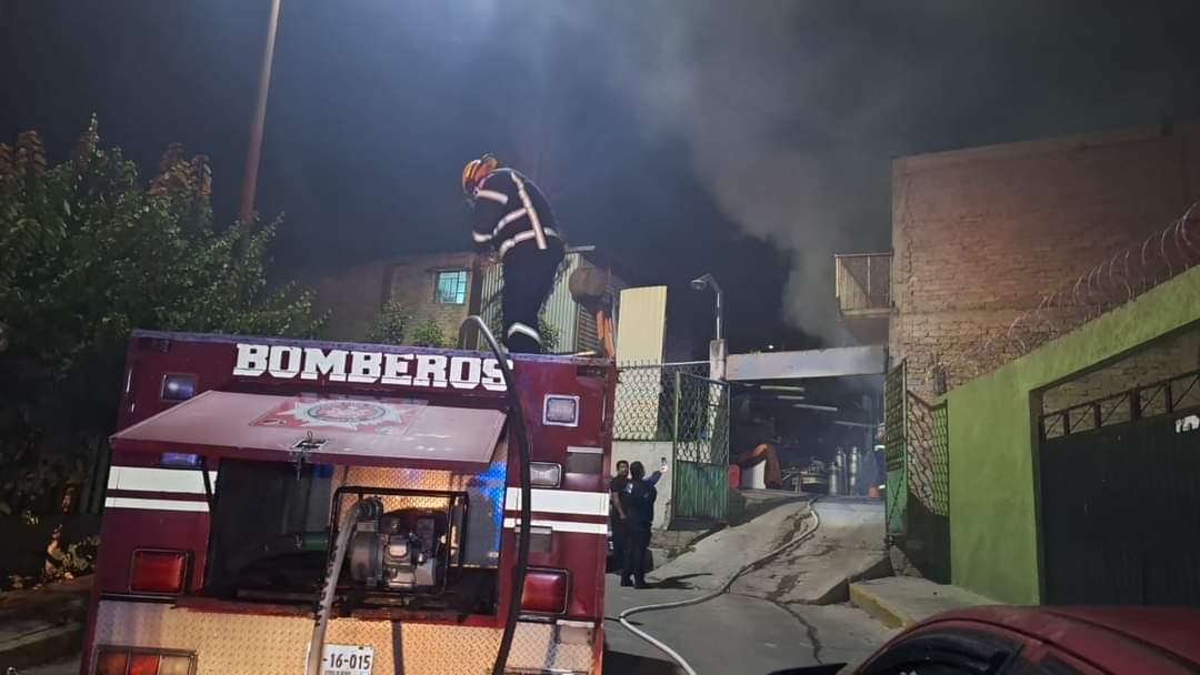 Atizapán: Bomberos sofocan incendio en Cerro Grande