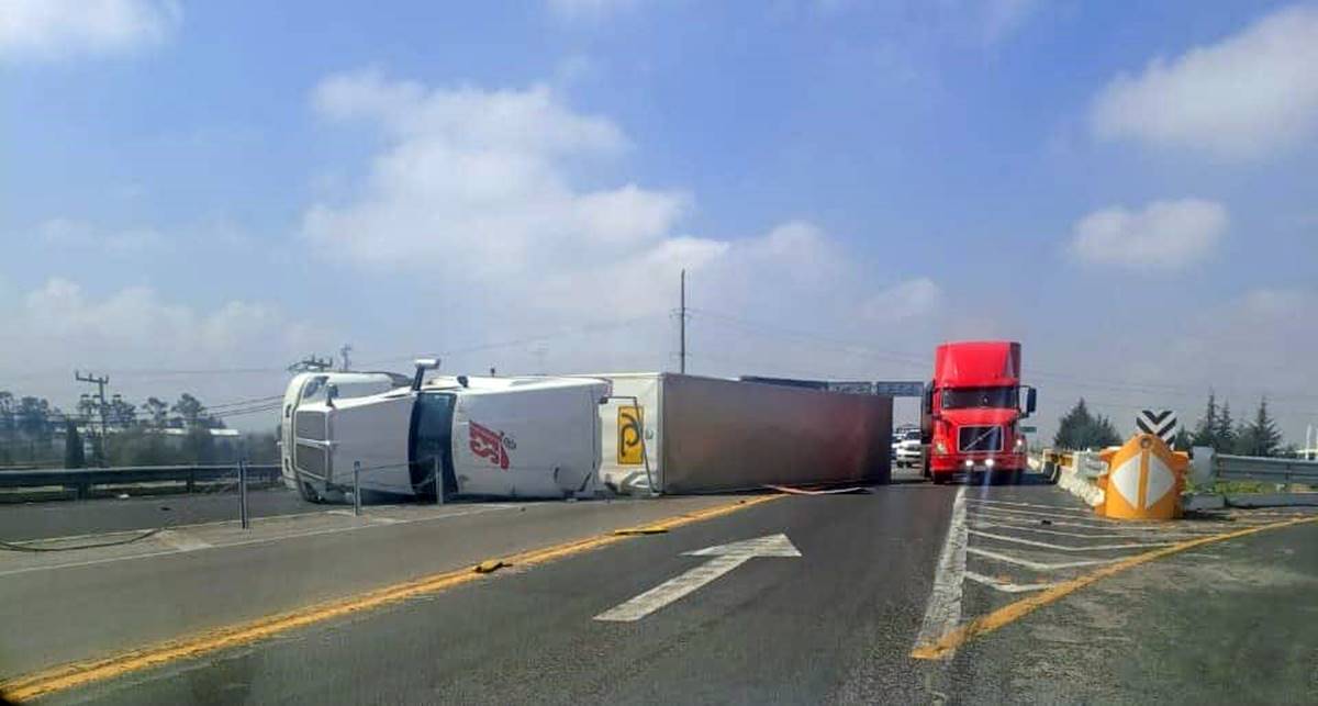 Toluca-Atlacomulco: Vuelca tráiler a la altura de El Trébol