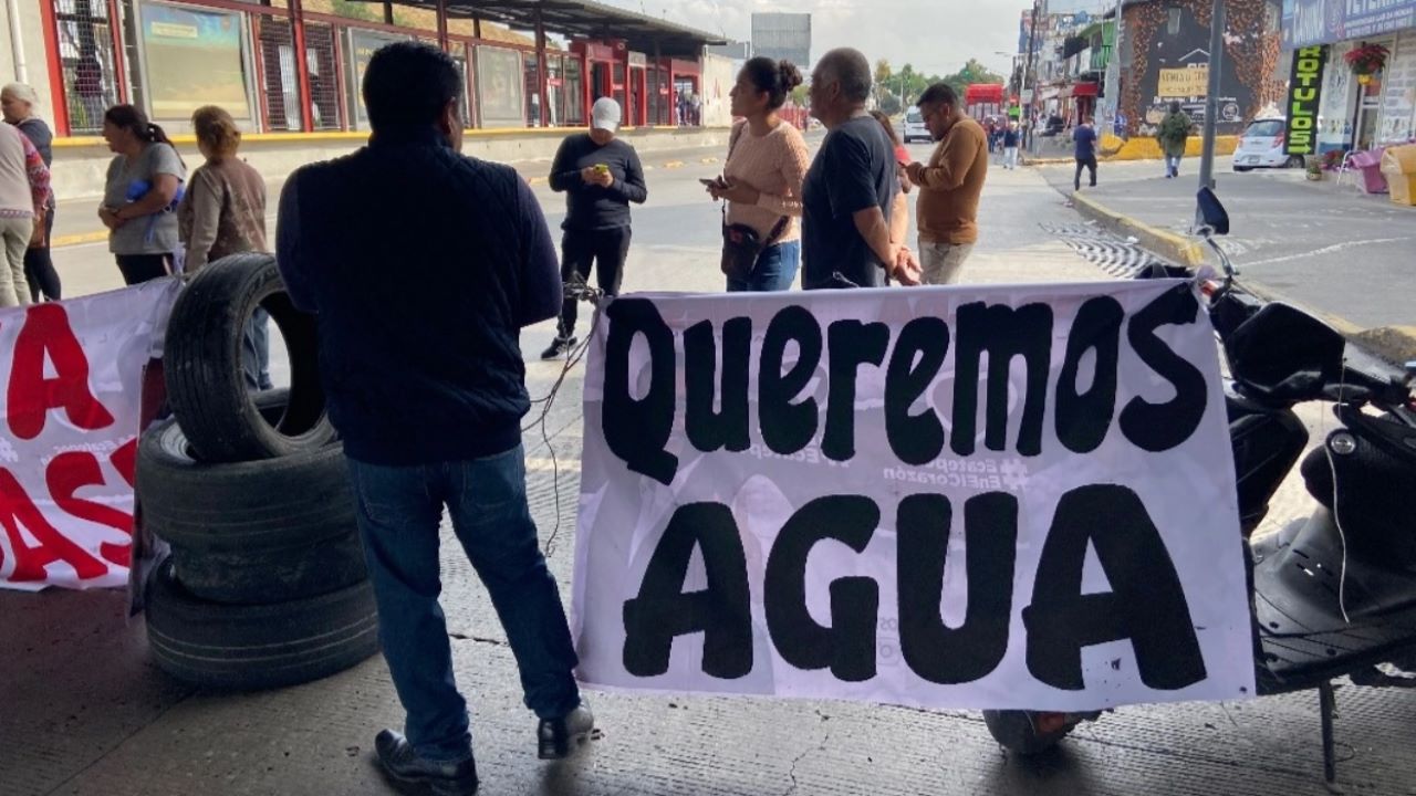 Vecinos de Ecatepec protestan por un mes sin agua