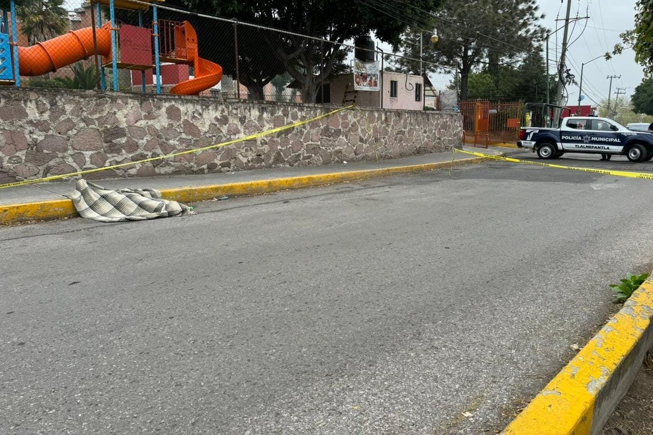 Foto del cuerpo sin vida de un hombre hallado en Tlalnepantla.