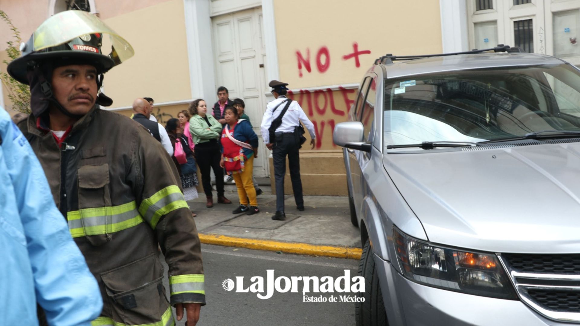 Toluca: Mujer se estampa contra la casa de las diligencias en el centro