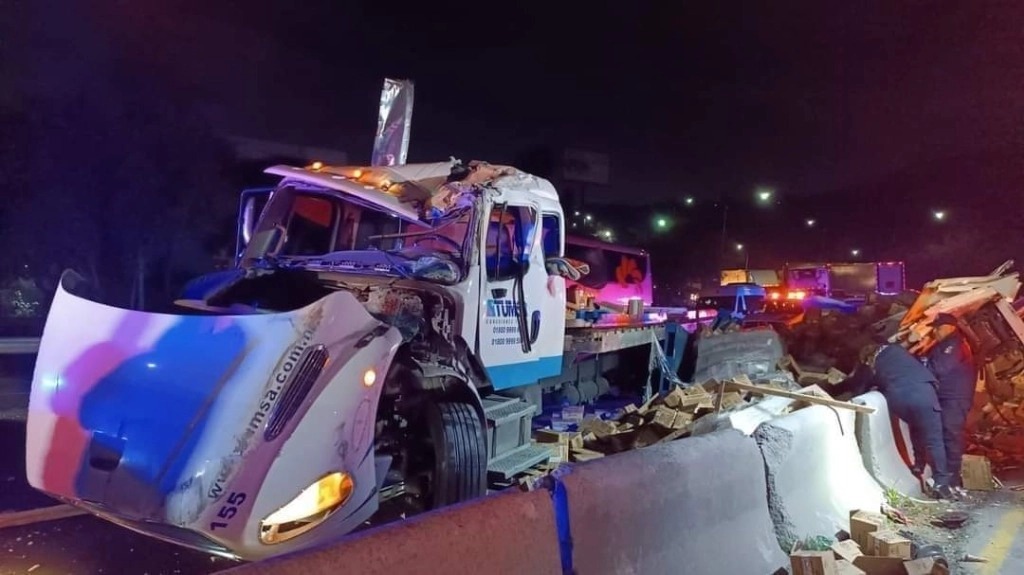 Tlalnepantla: Camión cargado con helados volcó y generó severo asentamiento vehicular