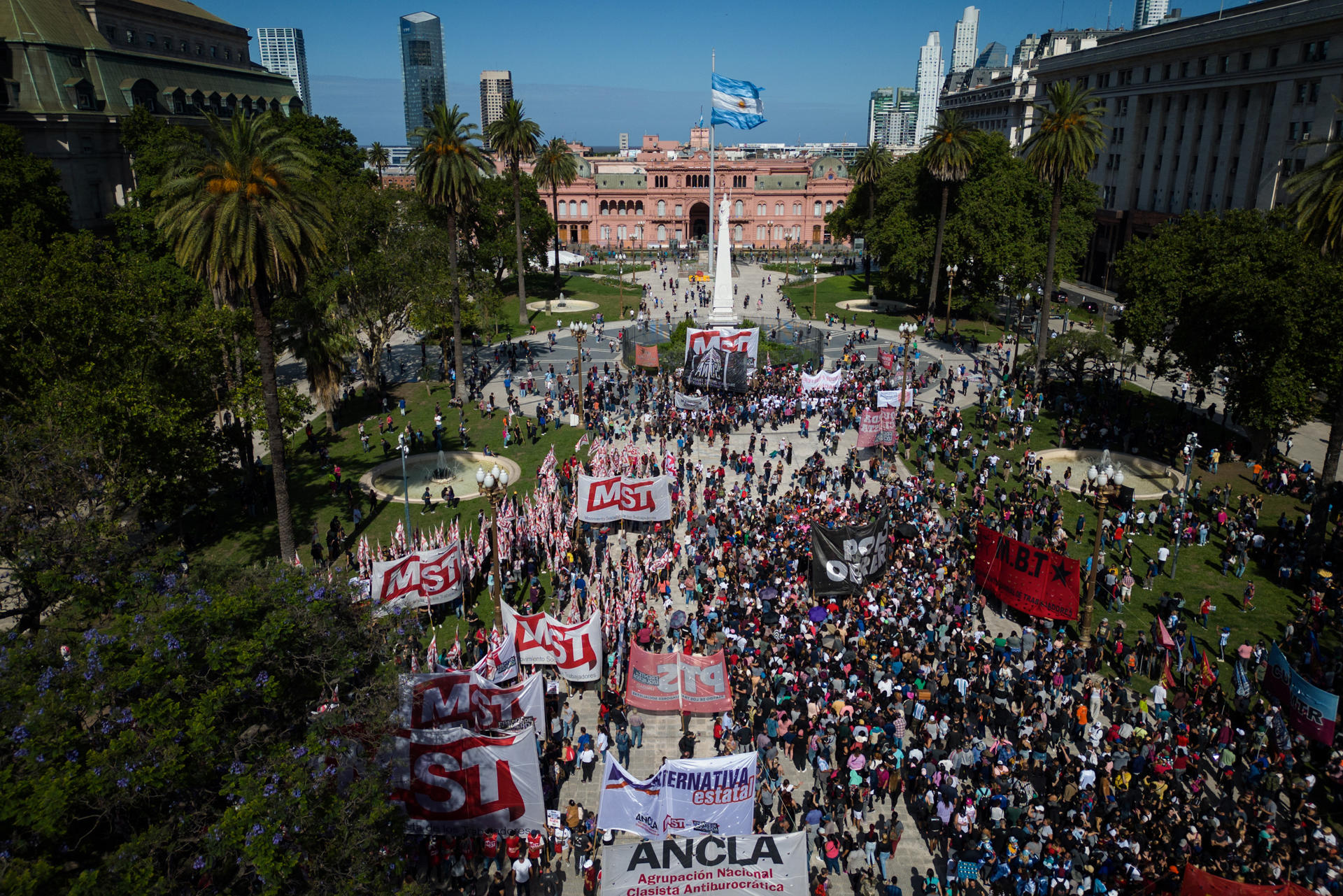 Se manifiestan miles contra política económica de Milei