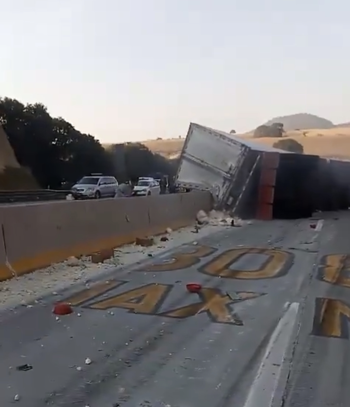 Carretera México-Puebla varada por volcadura de tractocamión de lácteos