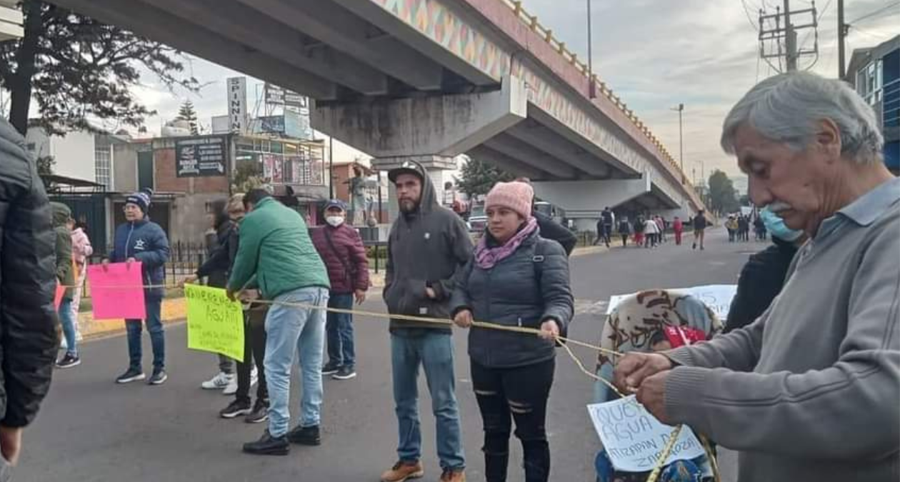 Atizapán: Locatarios bloquean Boulevard Ruiz Cortines, exigen agua