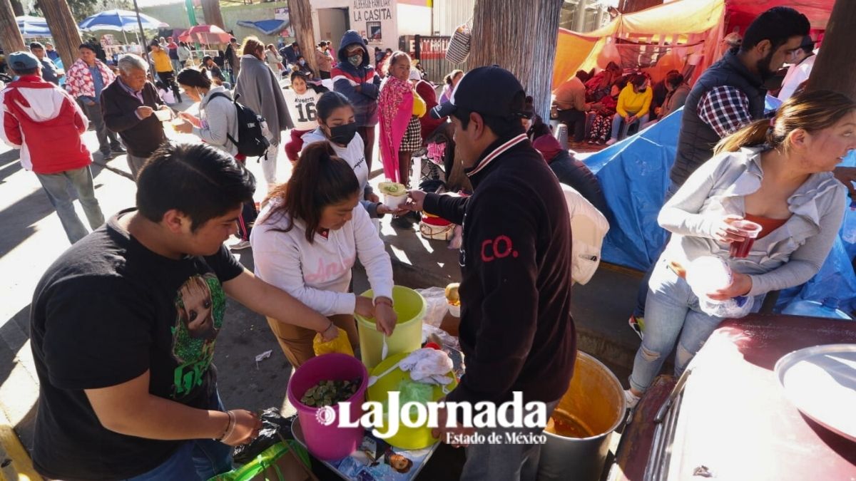 Toluca: Solidaridad ciudadana, regalan comida afuera del Hospital del Niño