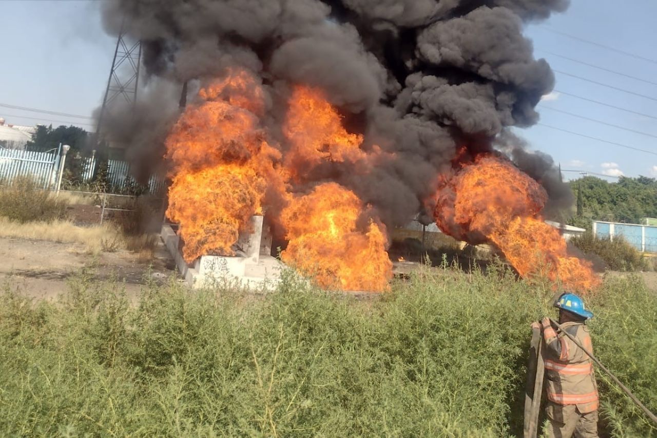 Incendio en respiraderos del Río de los Remedios en Ecatepec y Neza