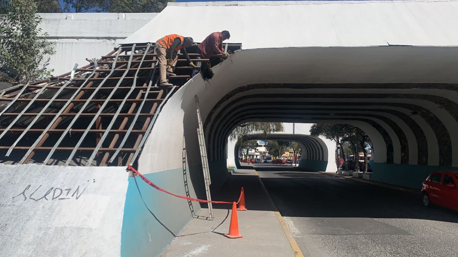 Metepec: Rehabilitan el puente de entrada, luego de un accidente vehicular