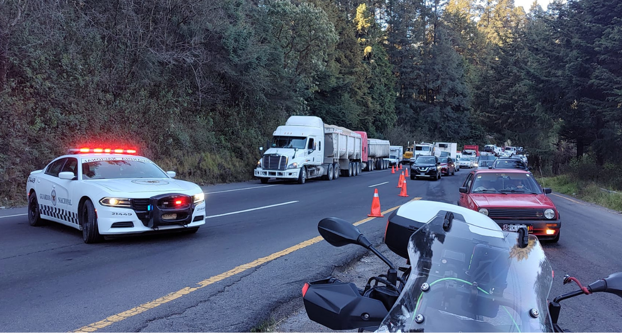 Carretera Federal México-Toluca, colapsada por accidente de tráiler