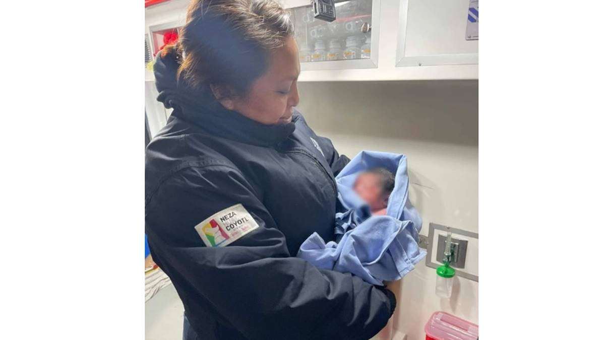 Nezahualcóyotl: Policías auxilian a mujer que da a luz en plena calle