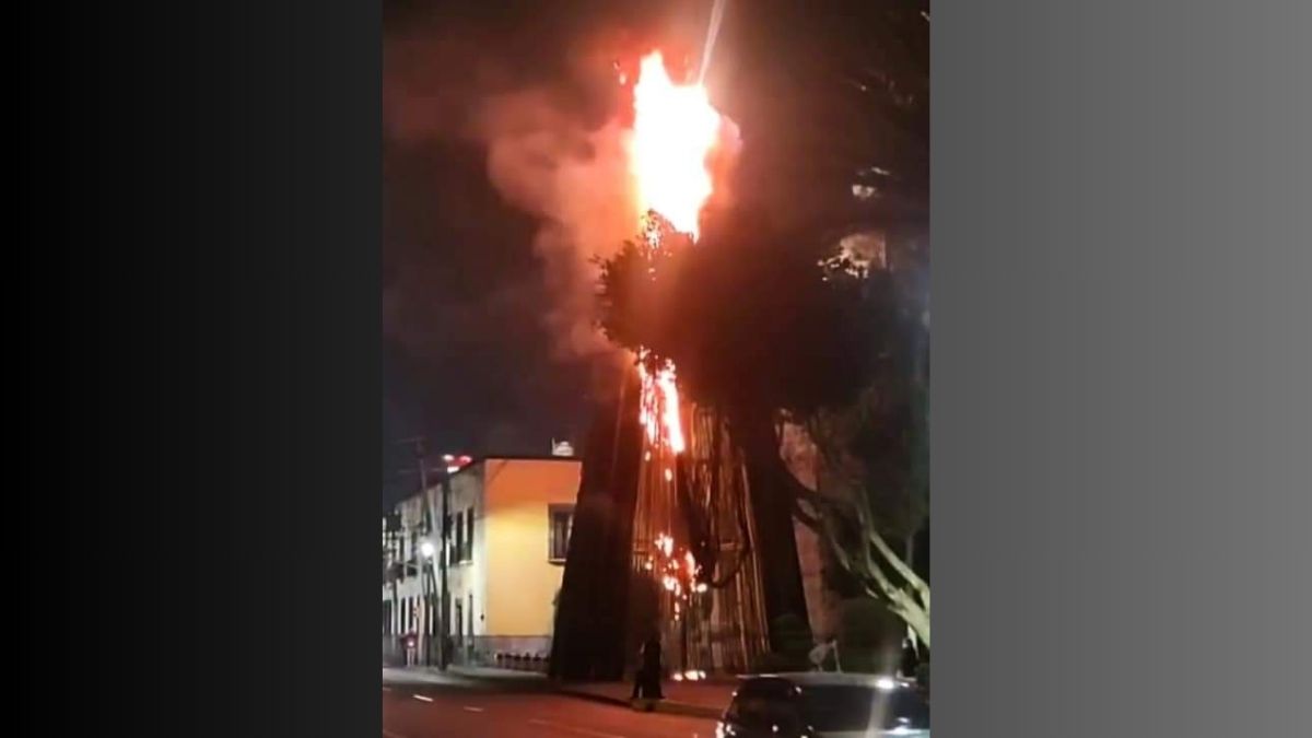 Tlalnepantla: Se incendia árbol de navidad de la explanada Gustavo Baz