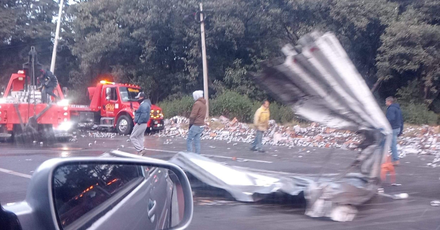 Volcadura de tráiler en la México-Toluca provoca caos vial y rapiña