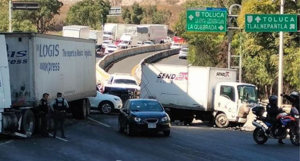 Izcalli: Carretera México-Querétaro, colapsada por accidente vial