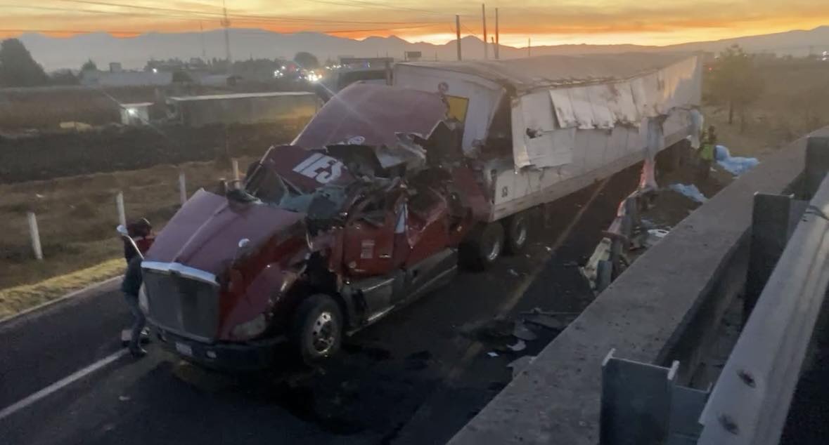 Se reporta volcadura de tráiler en la autopista Lerma-Tenango del Valle