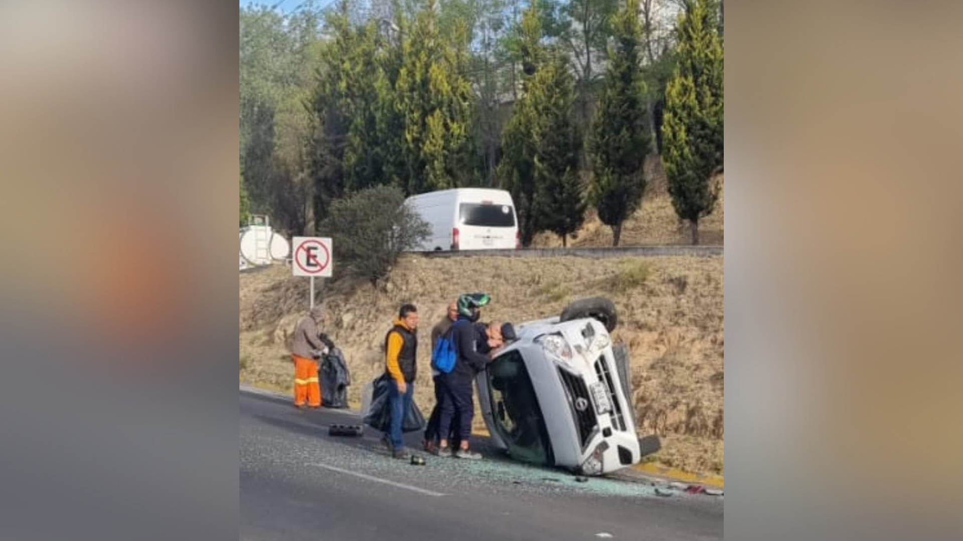 Atizapán: Se registra volcadura de un auto en la avenida Jorge Jiménez Cantú