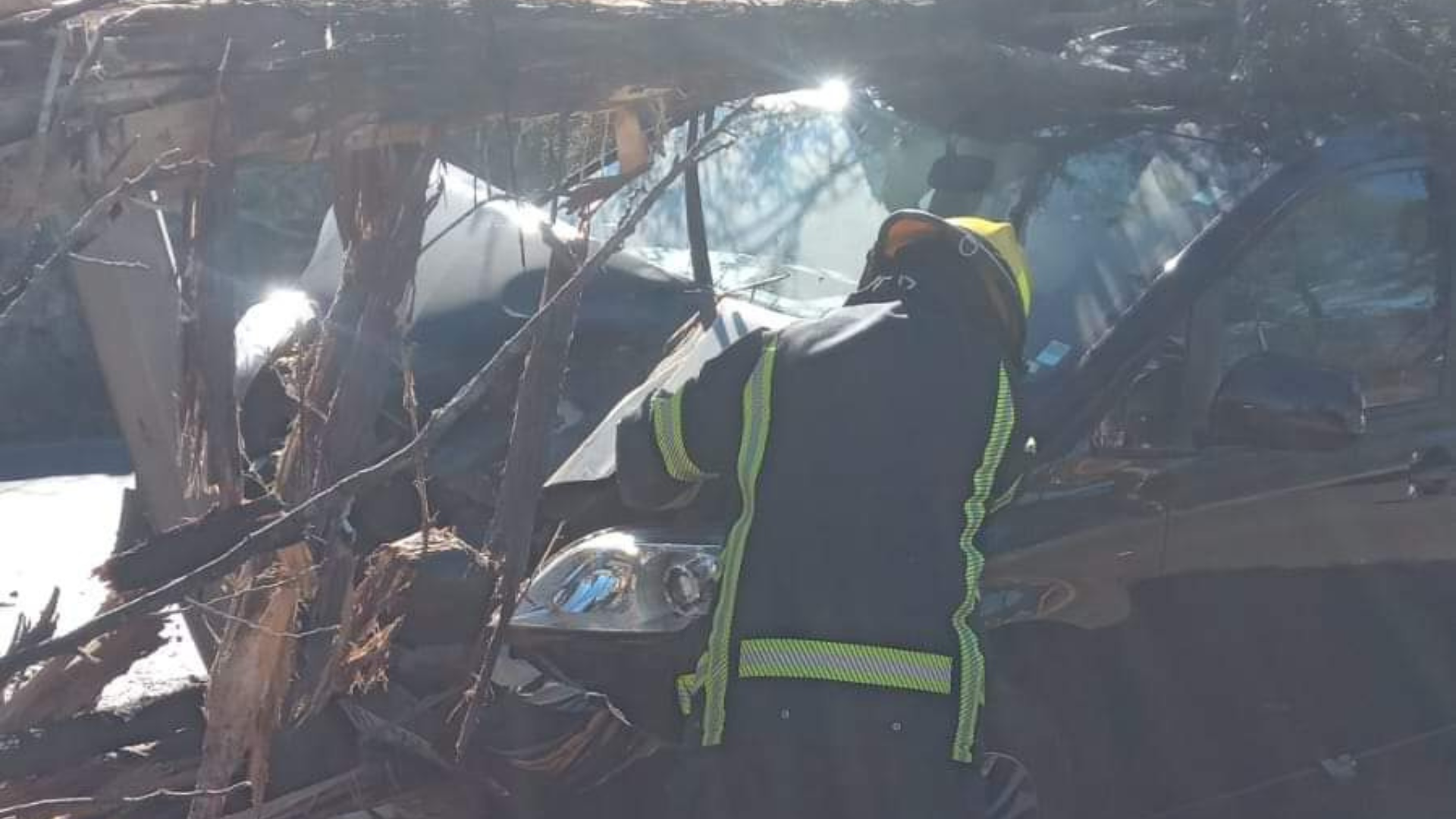 Camioneta se estrelló y derribó un árbol en las curvas de la Presa Madin, Atizapán