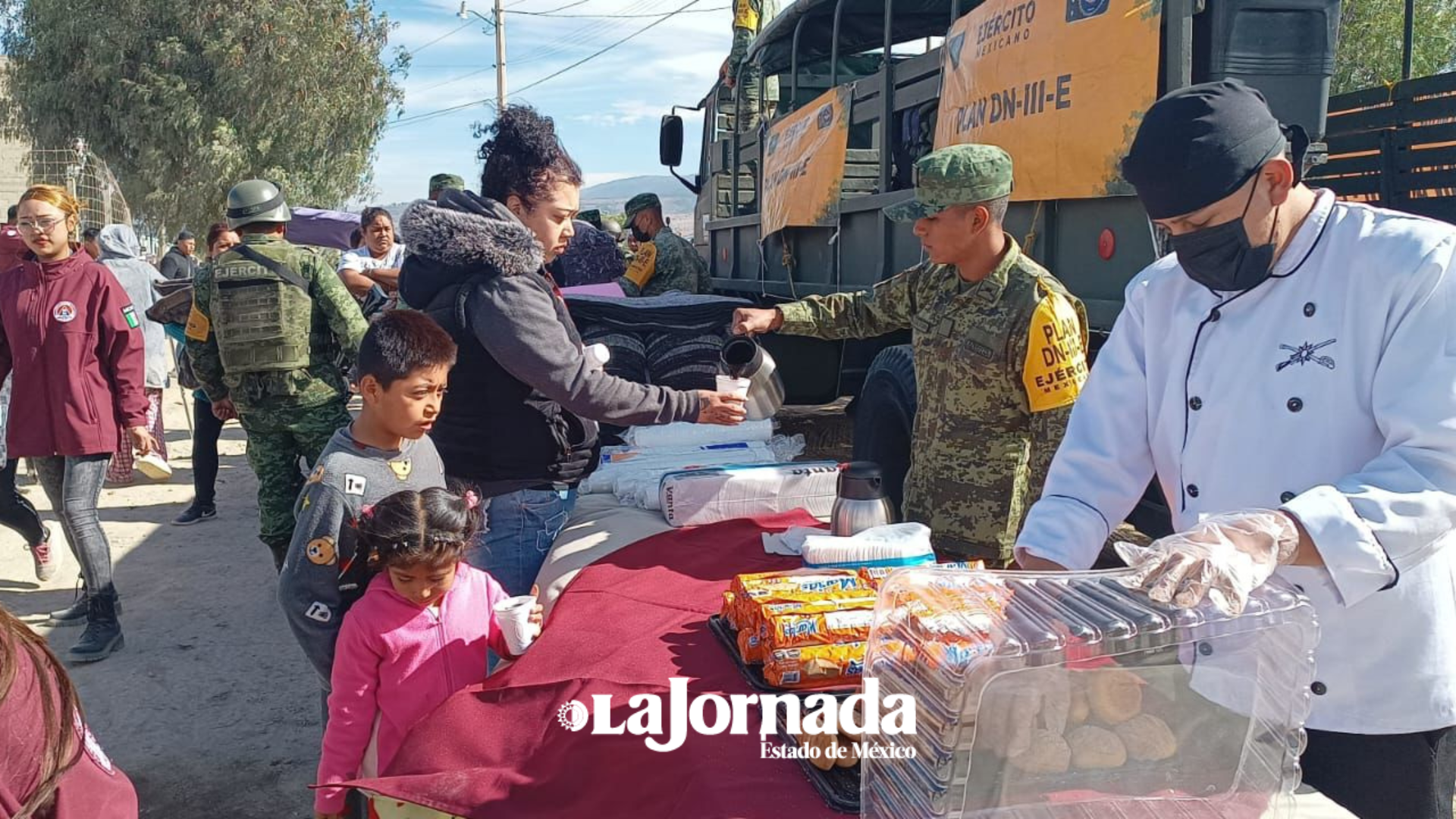 Chimalhuacán: Militares distribuyen cobijas a grupos vulnerables