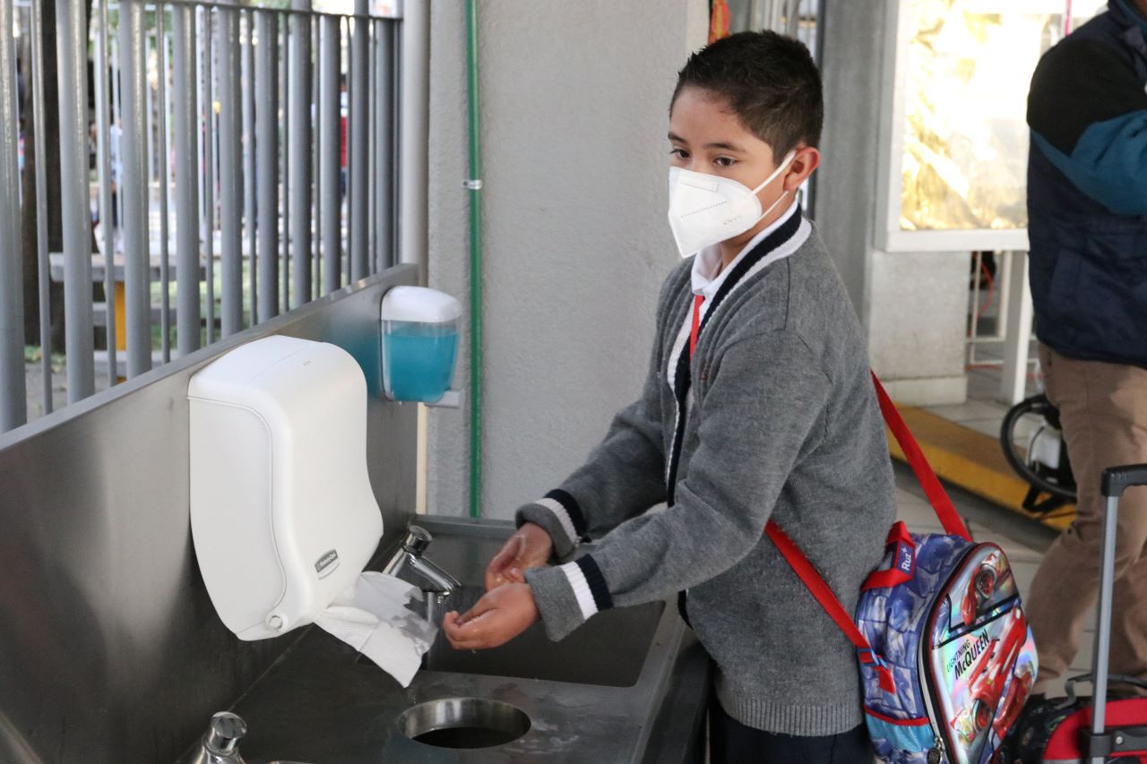 Foto de un alumno con cubrebocas en una escuela del Edomex.