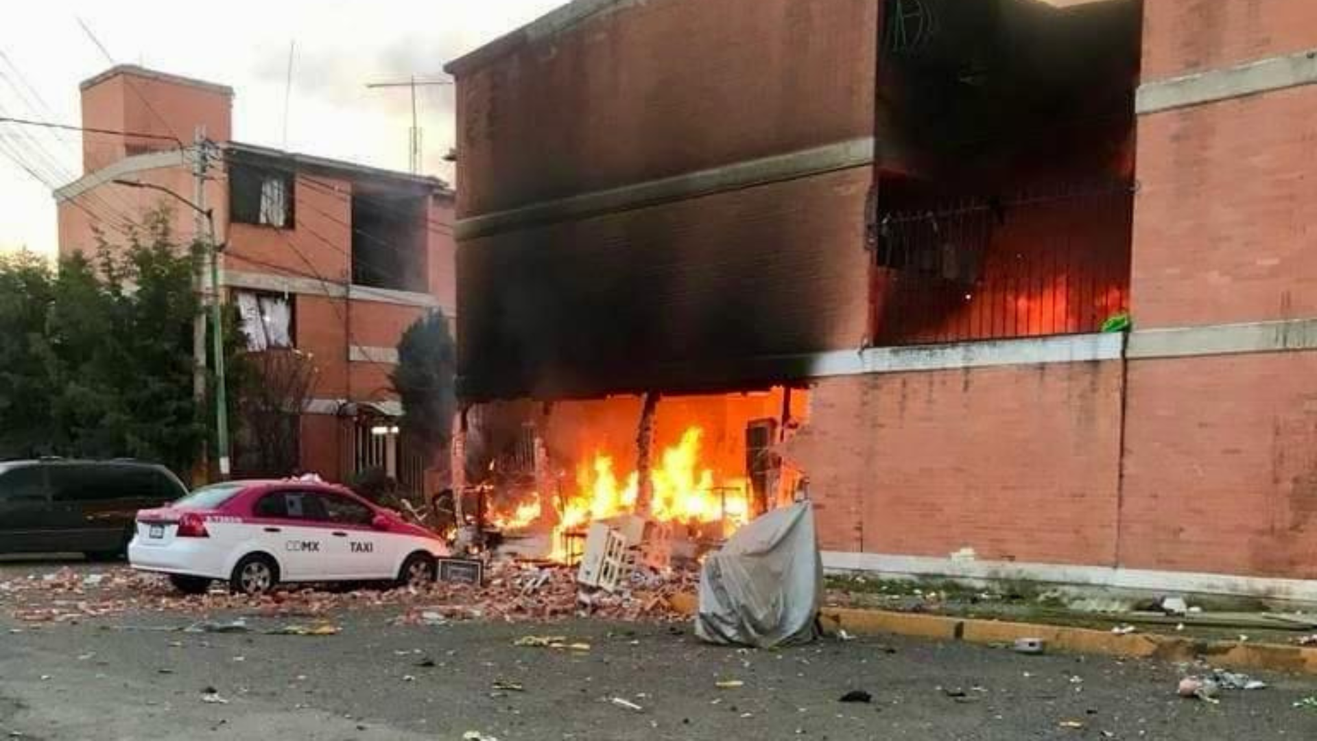 Fuerte explosión en Los Reyes La Paz causa daños materiales